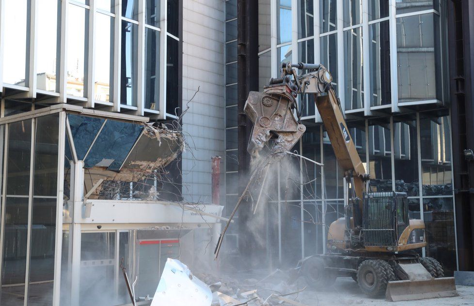 V pátek 15. února začala demolice budovy Transgas na Vinohradské třídě.