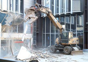 V pátek 15. února začala demolice budovy Transgas na Vinohradské třídě.