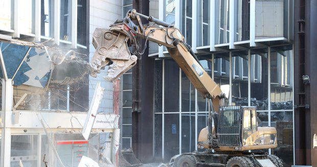 V pátek 15. února začala demolice budovy Transgas na Vinohradské třídě.