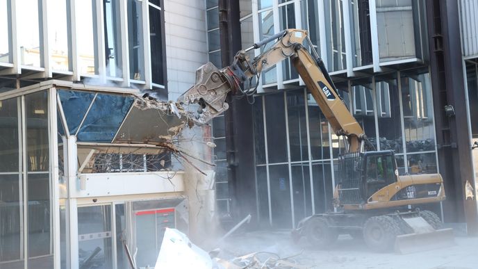 Demolice budovy Transgas na Vinohradské třídě.