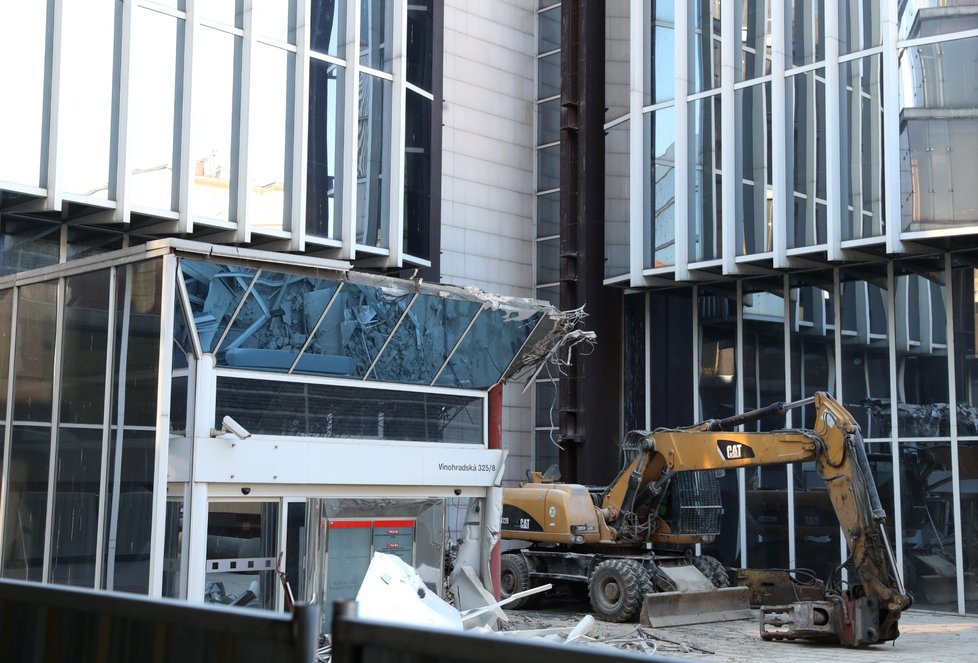 V pátek 15. února 2019 začala demolice budovy Transgas na Vinohradské třídě.