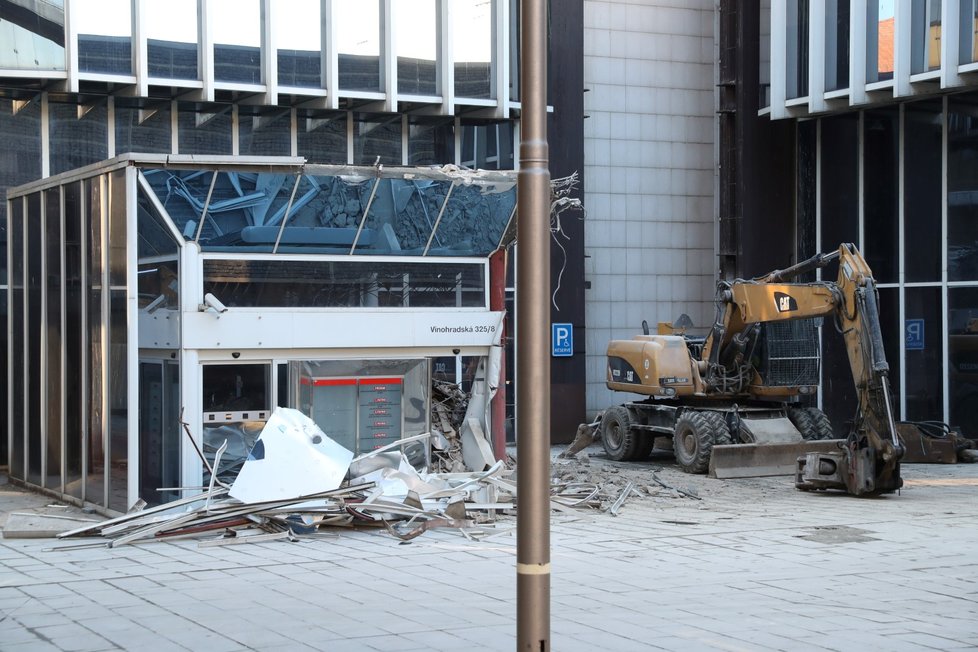 V pátek 15. února 2019 začala demolice budovy Transgas na Vinohradské třídě.