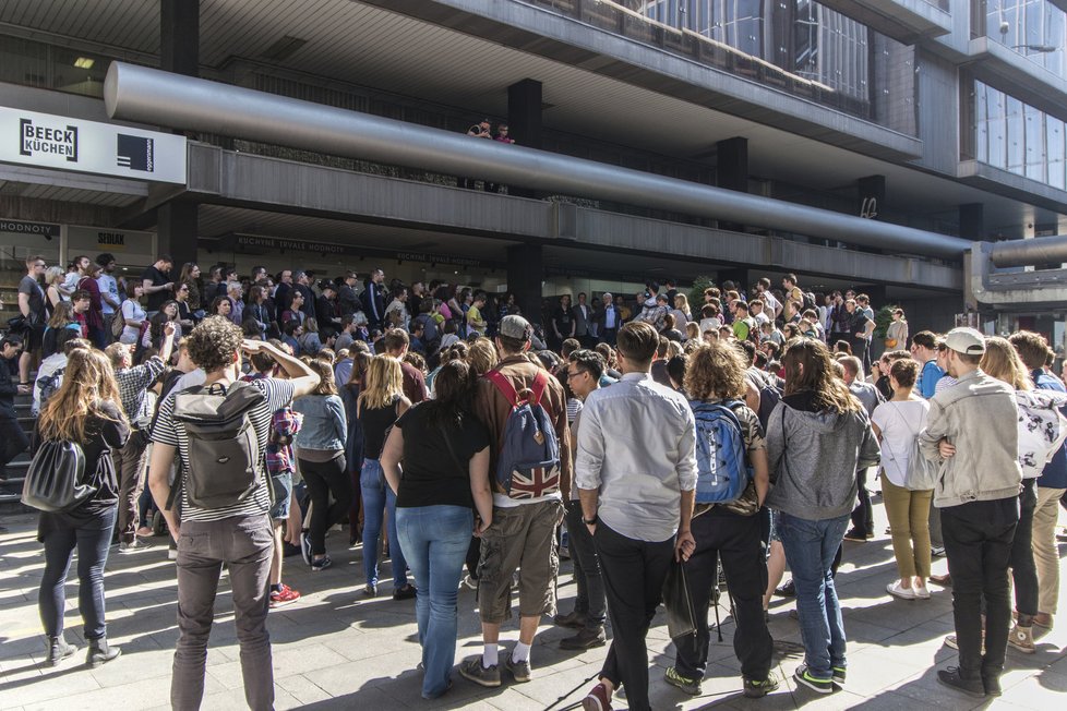 Stovky lidí měly zájem aktivisty podpořit