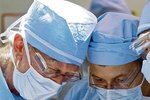 Sedmá transplantace obličeje pod vedením českého chirurga (vpravo) trvala dlouhých 17 hodin