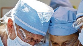 Sedmá transplantace obličeje pod vedením českého chirurga (vpravo) trvala dlouhých 17 hodin