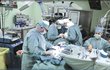 Lékaři z Centra kardiovaskulární a transplantační chirurgie v Brně při transplantaci jater.