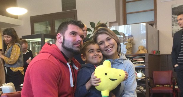 David Švestka se svými rodiči Radkem Švestkou a Anežkou Vokounovou. Oba rodiče jsou na svého syna pyšní za to, jak statečně se svými zdravotními nesnázemi bojuje.