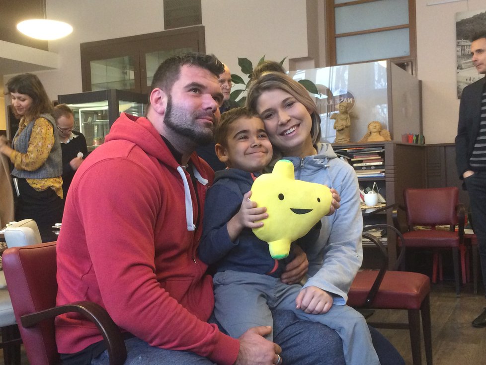 David Švestka se svými rodiči Radkem Švestkou a Anežkou Vokounovou. Oba rodiče jsou na svého syna pyšní za to, jak statečně se svými zdravotními nesnázi bojuje.