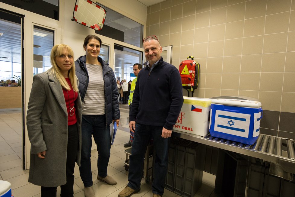 Čeští lékaři poprvé provedli párovou výměnu ledvin s Izraelem, dali tak šanci na lepší život šesti pacientům.