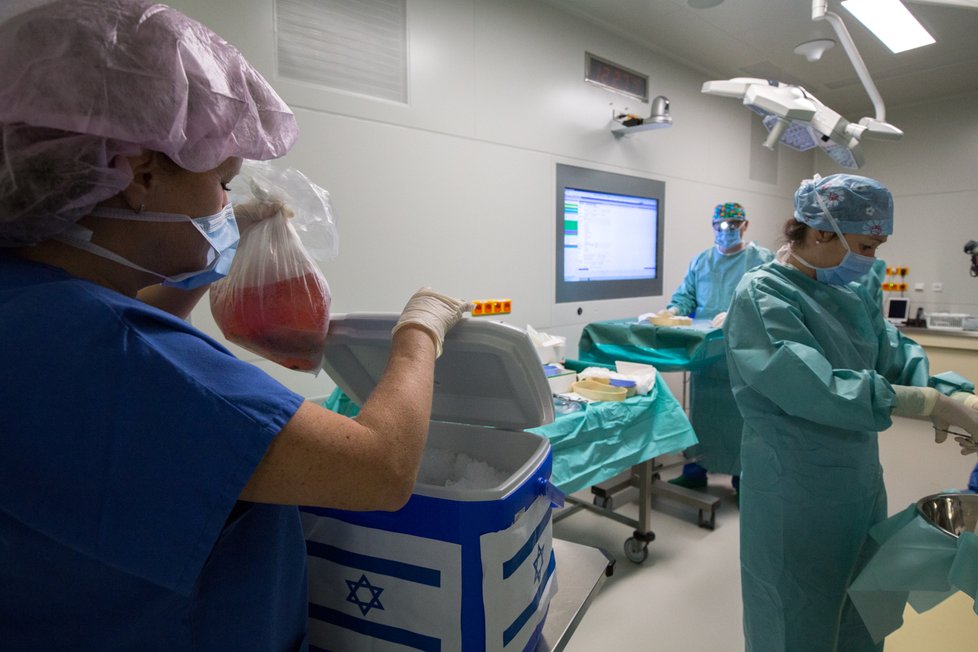 Čeští lékaři poprvé provedli párovou výměnu ledvin s Izraelem, dali tak šanci na lepší život šesti pacientům.