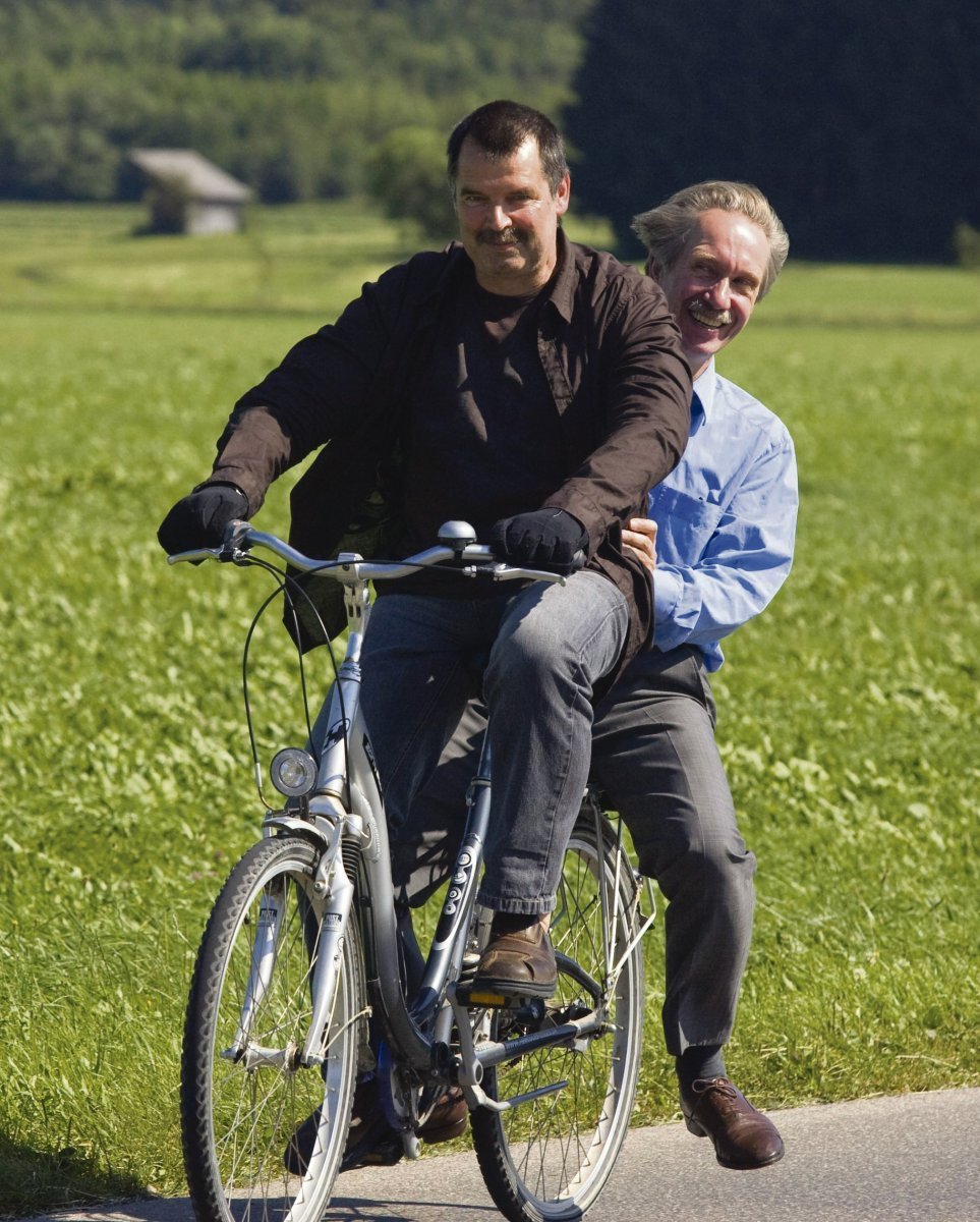 Karl Merk po roce od transplantace obou rukou se už dokáže projet na kole. Dokonce na něm svezl i svého chirurgaChristopha Hoehnkeho.