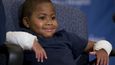 Osmiletý Američan Zion Harvey se stal nejmladším pacientem na světě, kterému lékaři transplantovali obě ruce. 