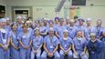 Na operaci se podílel tým 40 lékařů, sester a dalšího personálu a odborníků z plastické chirurgie, ortopedie, anesteziologie a radiologie. 