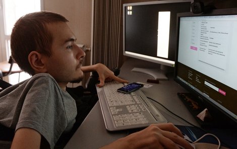 Valerij u svého počítače.