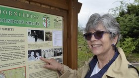 Hana Lomová – Moran (68) stojí před tablem na nádraží v Horní Bříze, který připomíná, co se tady odehrálo v dubnu 1945. Na něm je umístěna i její fotografie s matkou.