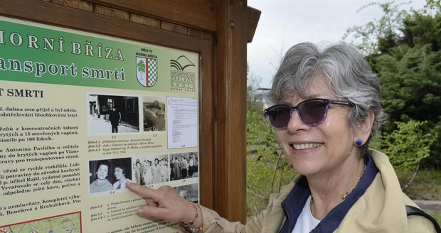 Hana Lomová – Moran (68) stojí před tablem na nádraží v Horní Bříze, který připomíná, co se tady odehrálo v dubnu 1945. Na něm je umístěna i její fotografie s matkou.