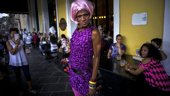 V Nigérii se homosexualita trestá 14 lety vězení, to však nezabránilo transvestitovi nazývanému Africká Barbie v tom, aby se stal celebritou a hvězdou sociálních sítí.