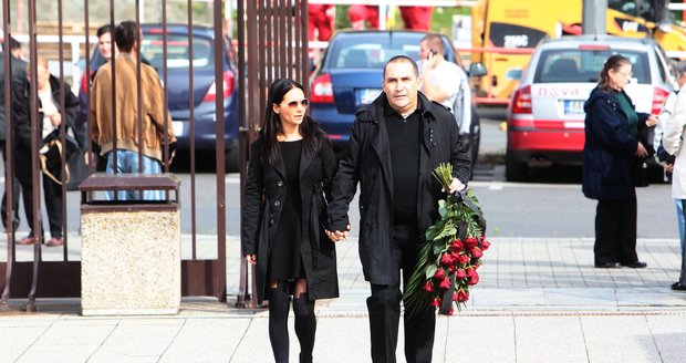 Sandra Nováková s přítelem Janem Nejedlým přinesli kytici růží