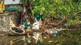 V období dešťů jsou indonéské řeky plné odpadků. Když zaprší, všechno se spláchne do oceánu a odtud pak (v lepším případě) zpátky na pláže.