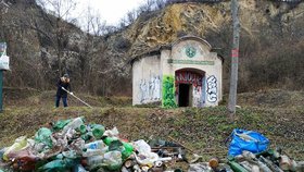Dobrovolníci z Trash Hero uklidili začátkem ledna okolí hlubočepské kapličky.
