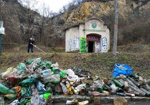 Dobrovolníci z Trash Hero uklidili začátkem ledna okolí hlubočepské kapličky.