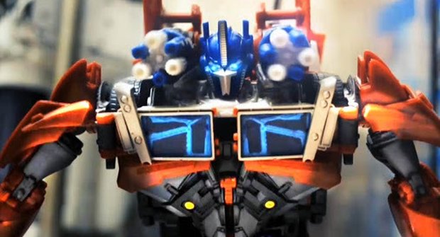 Transformer Optimus Prime závodí s Batmanovým fárem