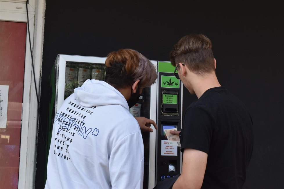 Automat na konopné produkty stojí před hernou v centru Ústí nad Labem.