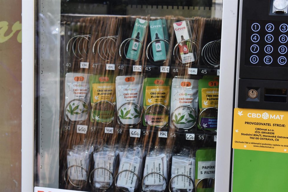Automat na konopné produkty stojí před hernou v centru Ústí nad Labem.
