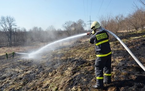 S požáry bojují i hasiči v Moravskoslezském kraji.