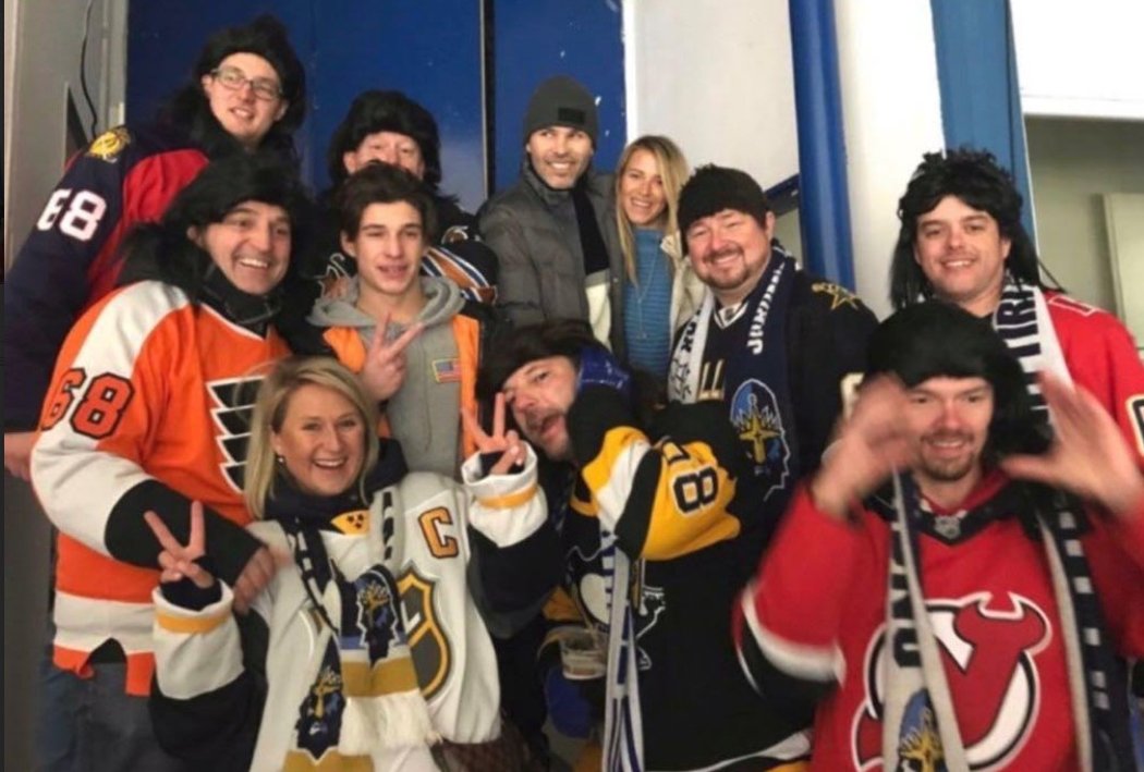 Travelling Jagrs na svůj idol rozhodně nezapomněli. Na Kladně s nimi zapózoval Jaromír Jágr i jeho přítelkyně Veronika Kopřivová.