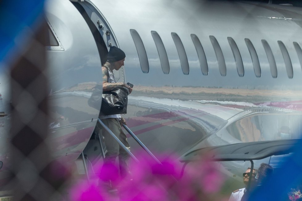 Travis Barker vystupuje z letadla