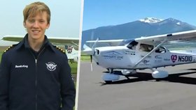 Obletěl zemi za 44 dní jako nejmladší pilot (18) na světě. A stihl u toho 2. dávku vakcíny