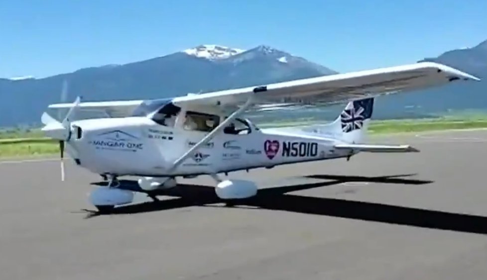 Osmnáctiletý nadšenec do letadel se stal nejmladším pilotem, který za 44 dní obletěl zeměkouli
