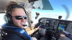 Travis Ludlow (18) se stal nejmladším pilotem na světě a zapsal se tak do Guinessovy knihy rekordů
