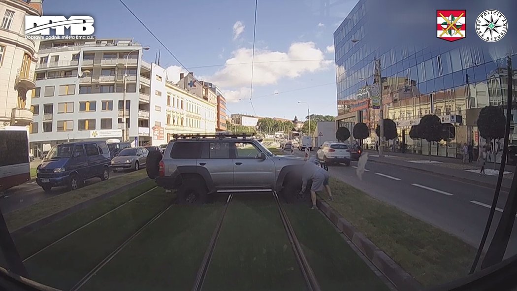 Řidiči terénního auta se nechtělo čekat v koloně, zničil proto den starý trávník mezi tramvajovými kolejemi.