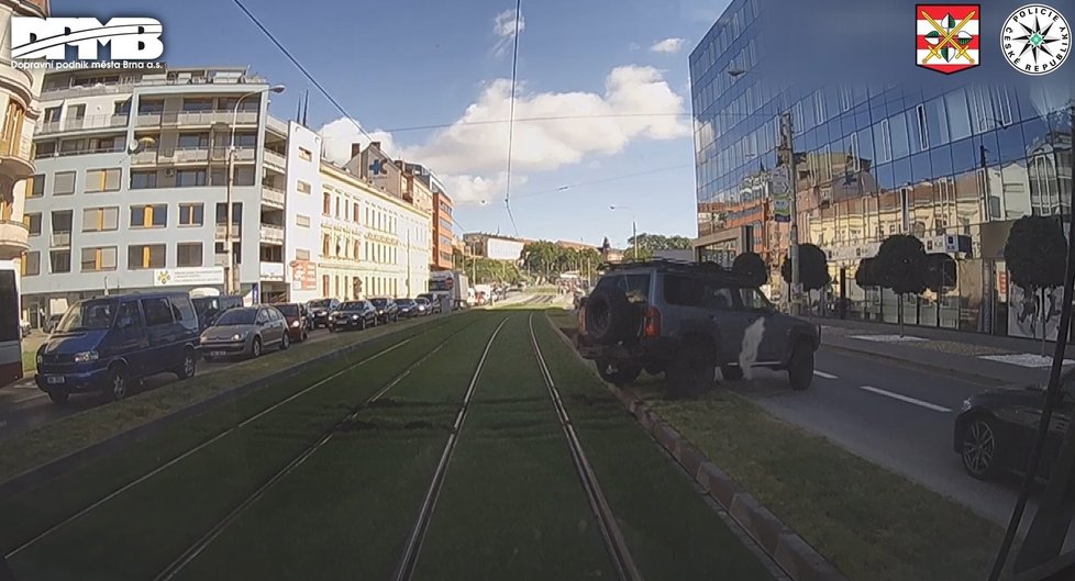 Řidiči terénního auta se nechtělo čekat v koloně, zničil proto den starý trávník mezi tramvajovými kolejemi.