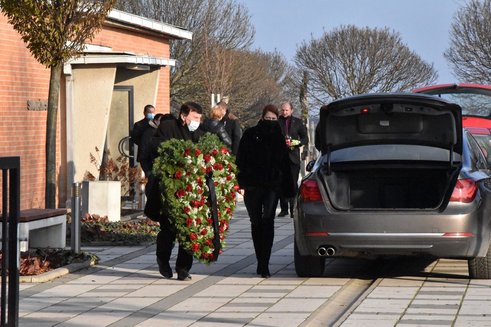 Pavel Trávníček s manželkou Monikou pohřbili tchyni Blanku