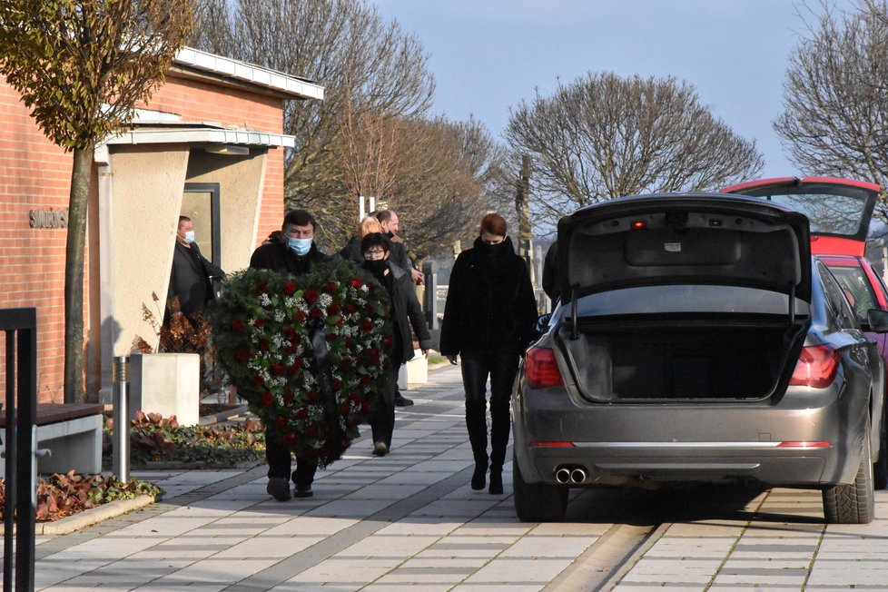 Pavel Trávníček s manželkou Monikou pohřbili tchyni Blanku