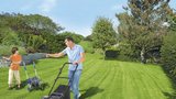 Zelený koberec sluší každé zahradě: Jak založit parádní trávník?