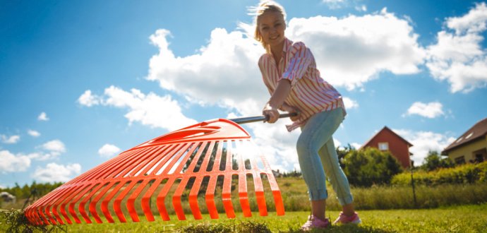 Ať se nespálí! 4 rady, jak ochránit trávník před horkem a sluncem