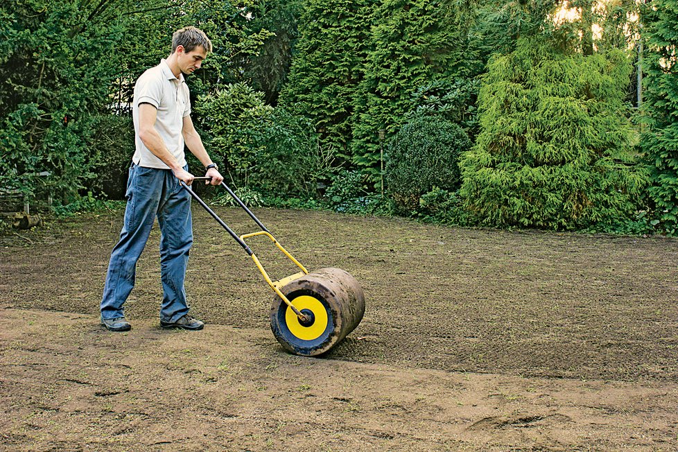 Když je tato práce hotová, půdu je třeba vyrovnat. Při tom vám dobře poslouží zahradní válec. Menší plochy můžete srovnat také pomocí stoupacího dřevěného prkna.