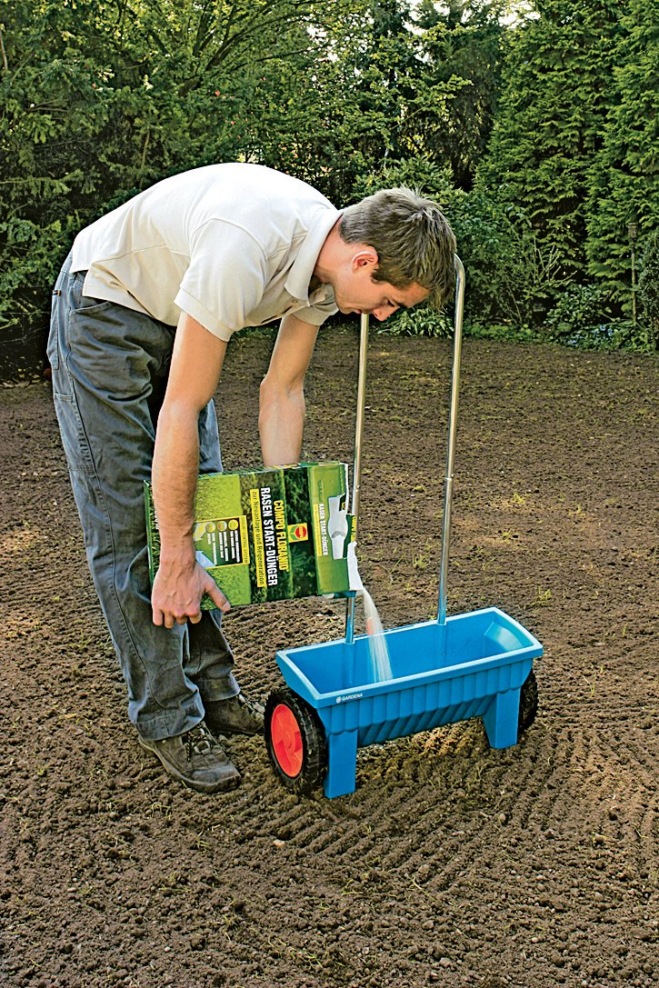 Týden před výsevem byste měli do půdy zapracovat trávníkové hnojivo (asi 30-40 g/m²).