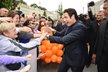 Diváci festivalu šílí, John Travolta se zdraví s fanoušky