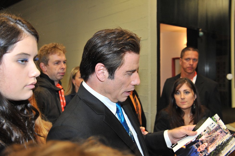 Travolta si v Thermalu prohlížel své fotografie.