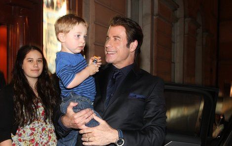 Travolta povečeřel Travo lt a poveč eř el s dcerou Ellou a synem Benem v luxusní karlovarské restauraci.
