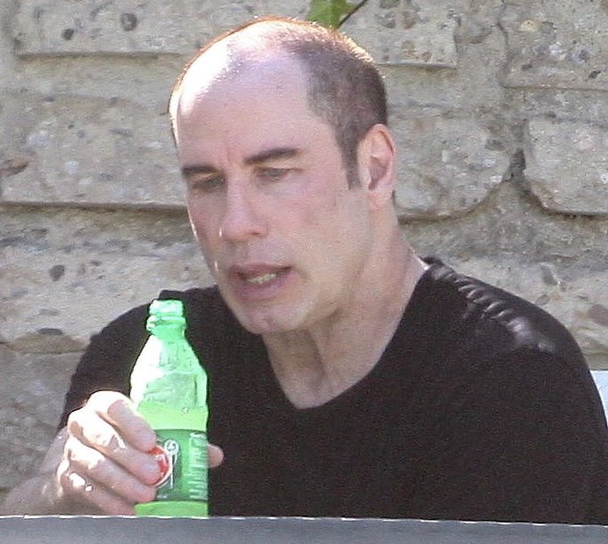 Travolta před nastřelením nových vlasů.