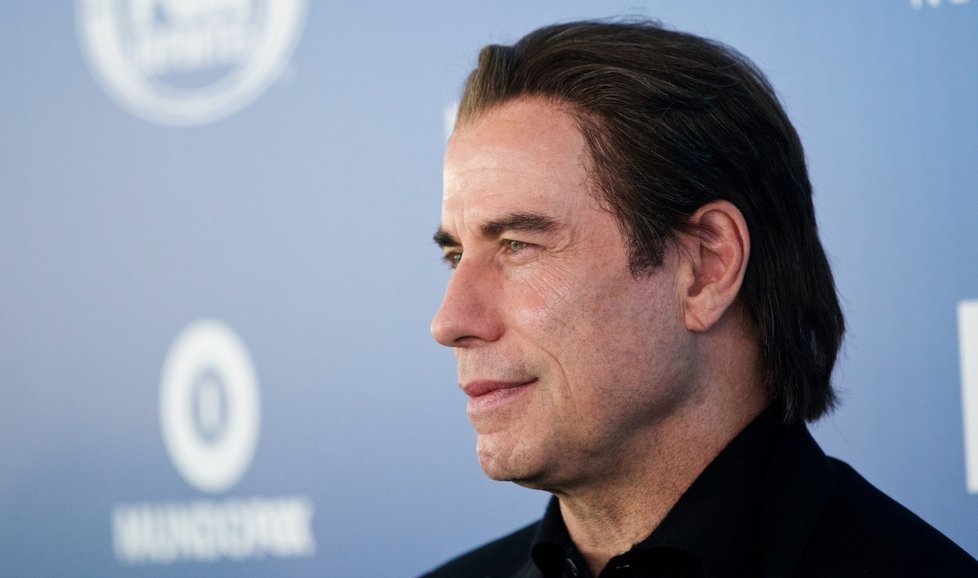 John Travolta měl na hlavě rohožku