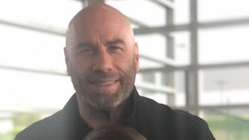 John Travolta na Oscarech adoptoval štěně.