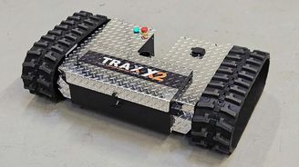 Pásovec Trax X2 utáhne až 5,5 tuny. Pomůže i těm, kteří neumějí couvat s karavanem Pásovec Trax X2 utáhne až 5,5 tuny. Pomůže i těm, kteří neumějí couvat s karavanem