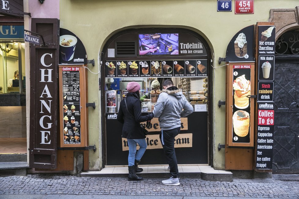 Trdelník je zlatý důl - suroviny na jeho výrobu stojí 6 korun, prodává se ale za 60.